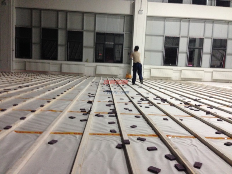 籃球場地木地板