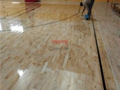 體育木地板遇上口香糖，應該怎么處理