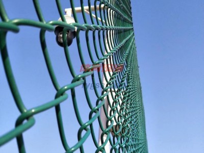 體育場圍網廠家 籃球場外圍鐵絲網 籠式球場圍欄網 勾花網護欄-- 安平縣厚泰絲網制品有限公司