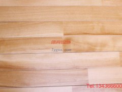 羽毛球場木地板的鋪設與普通家用鋪設的木地板選擇品類及鋪設的方法都有所不同