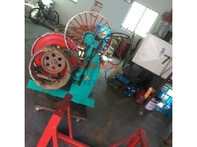 湖北木工鋸板機(jī)價(jià)格 帶鋸機(jī)售價(jià) 潮州帶鋸機(jī)批發(fā)價(jià)-- 天門市銀光木工機(jī)械廠