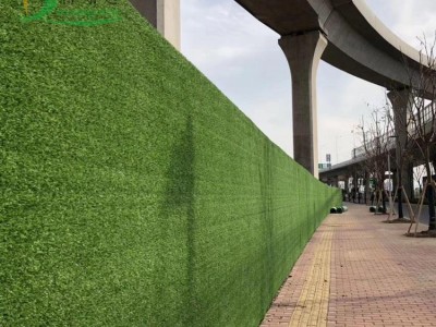 ?施工工地圍擋10mm人造草坪價格表-- 青島綠草地人造草坪有限公司