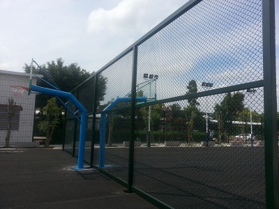 勾花體育場圍網優勢在哪里-- 艾瑞絲網