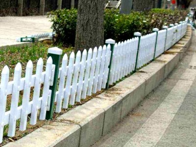 墨綠色草地護欄的誘人之處-- 艾瑞絲網