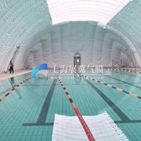 采用氣膜結構建造的游泳館