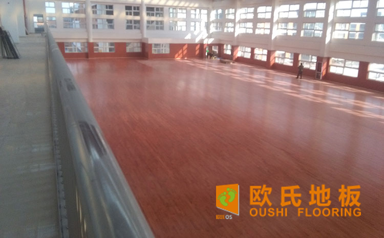 安裝運(yùn)動木地板r體育設(shè)施網(wǎng)