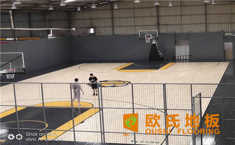 安裝運(yùn)動木地板r體育設(shè)施網(wǎng)